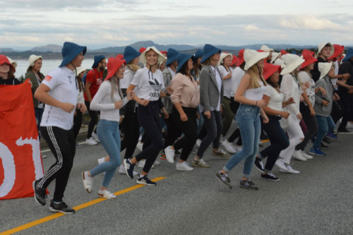 Folk danser på bro