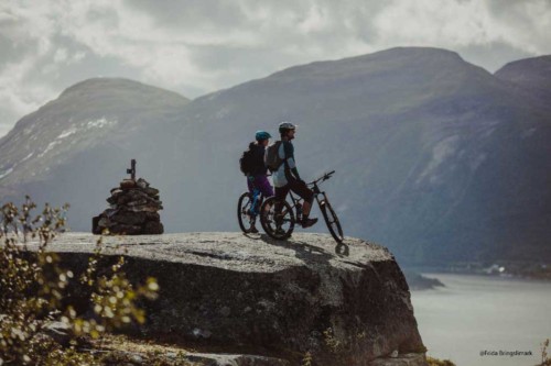 Mennesker på fjellet med sykkel