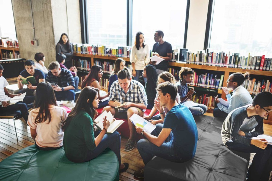 Ungdommer på biblioteket