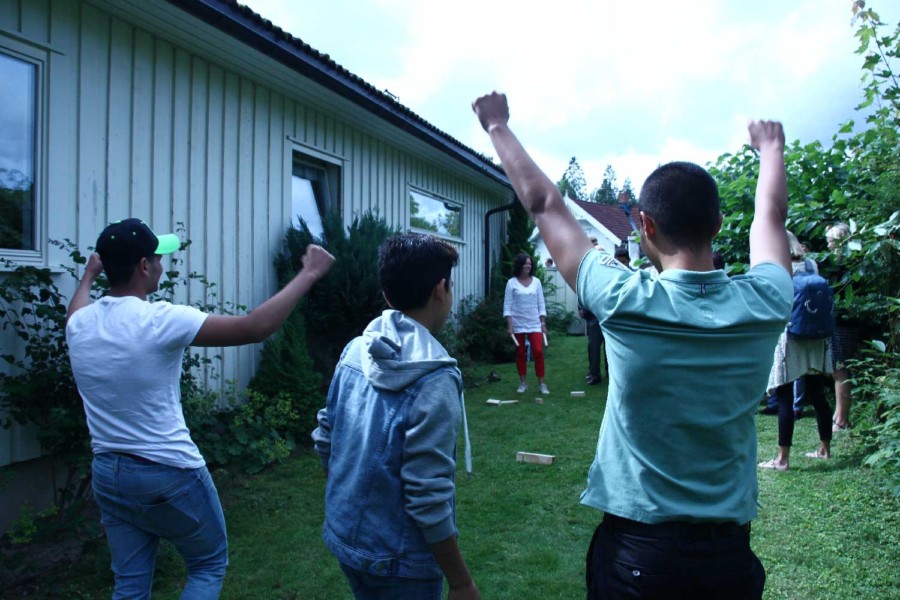 Mennesker på hagefest