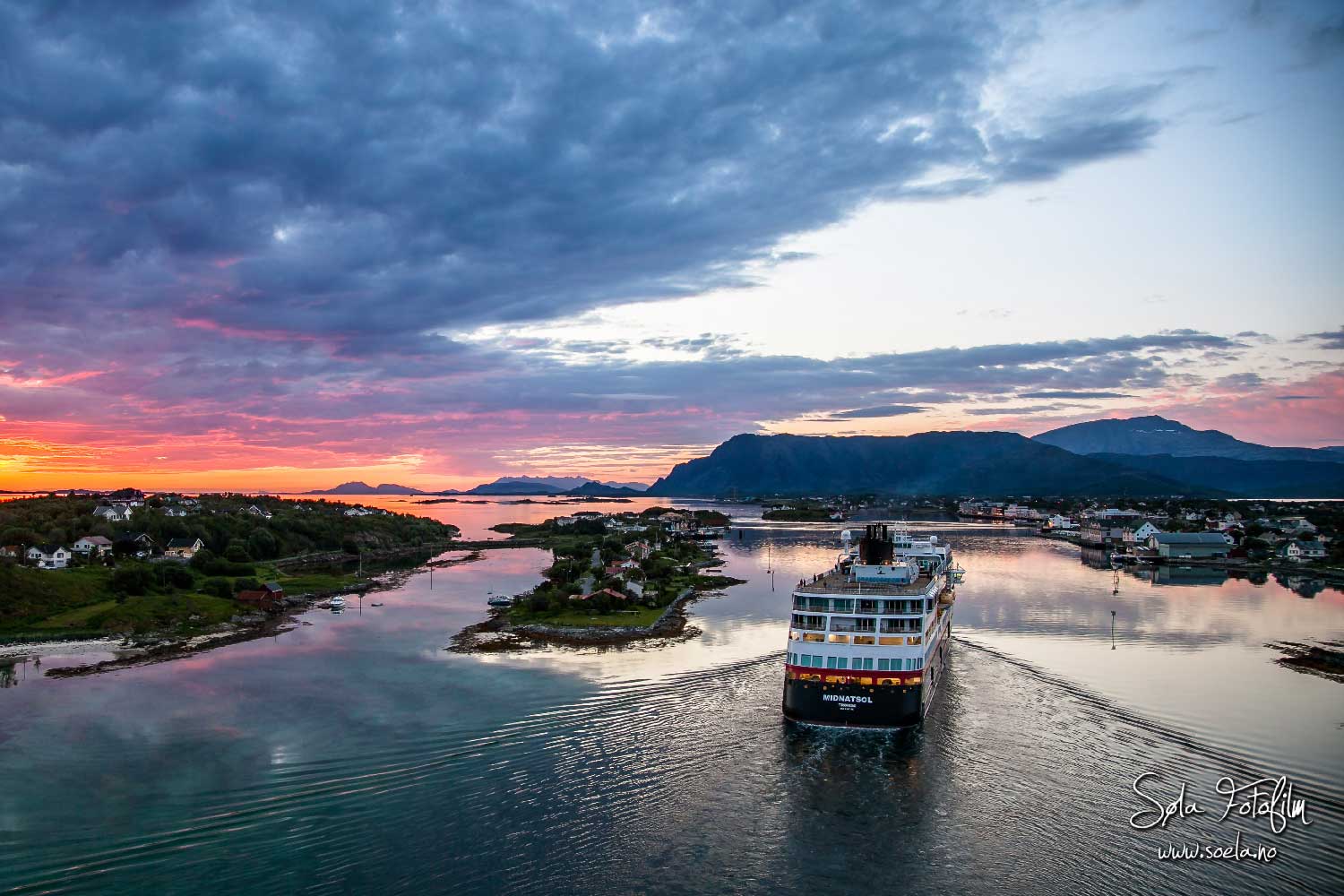 Hurtigruten på fjorden