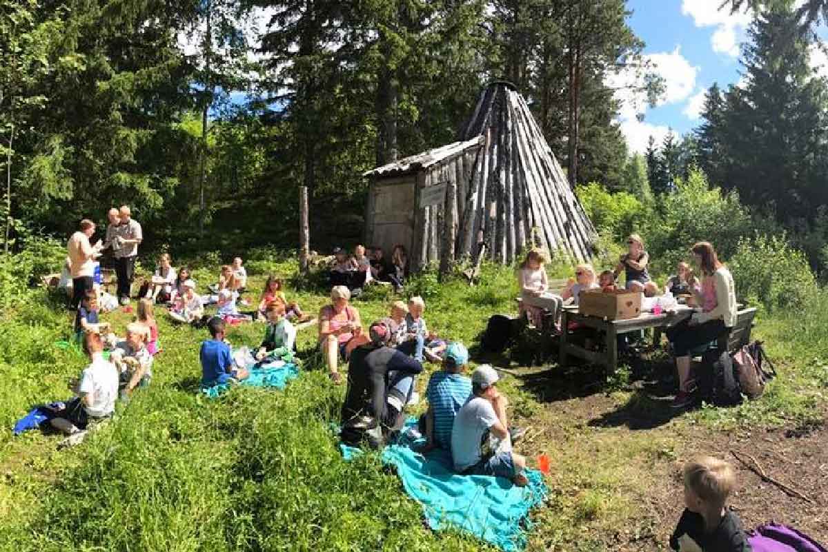 Barn på piknik i skogen