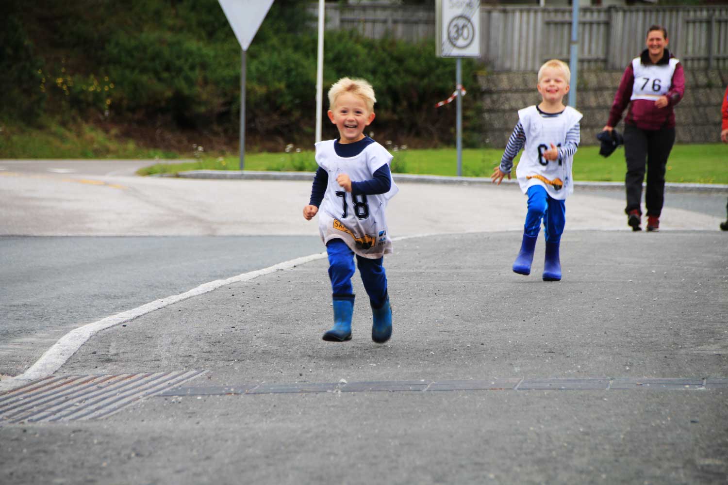 Barn løper i konkurranse