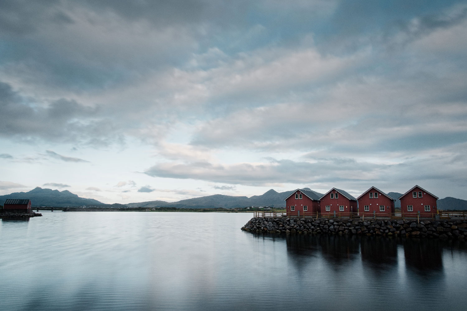 Røde trehus ved havet