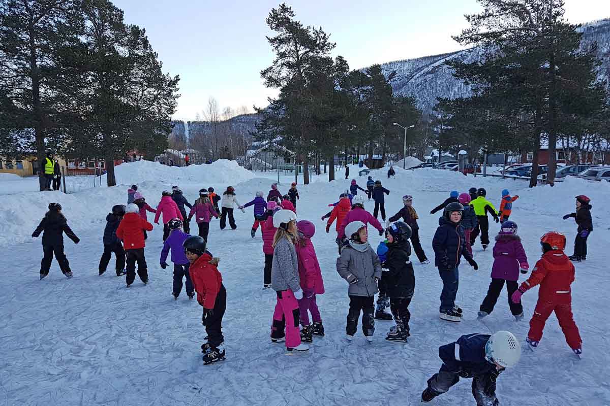 Barn på skøyter